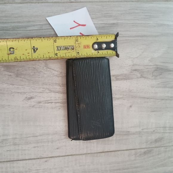 Authentic Louis Vuitton Black Epi Leather 4 Key Case Holder - Picture 8 of 8